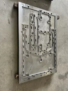 Aluminium mold plate with circular and linear patterns