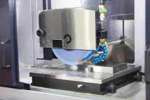 Surface grinding machine with rotating abrasive wheel